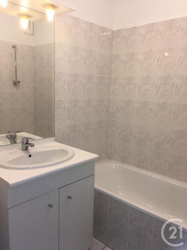 Appartement T3 à vendre - 3 pièces - 66.36 m2 - PAU - 64 - AQUITAINE - Century 21 O.C.I. Immobilier Appartement T3 à vendre - 3 pièces - 66.36 m2 - PAU - 64 - AQUITAINE - Century 21 O.C.I. Immobilier